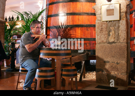 Visitatore porta degustazione di vino al termine di un giro intorno al Croft cantine di Porto Portogallo Foto Stock