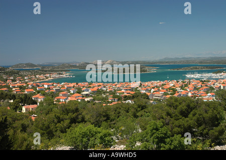 Città Murter sull isola di Murter in indietro Kornati Parco Nazionale delle Isole della Dalmazia Adriatico Adria Croazia Foto Stock