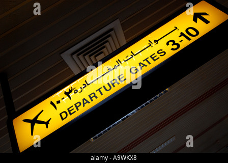 Gate di partenza segni l'aeroporto internazionale Seeb Muscat Oman Foto Stock