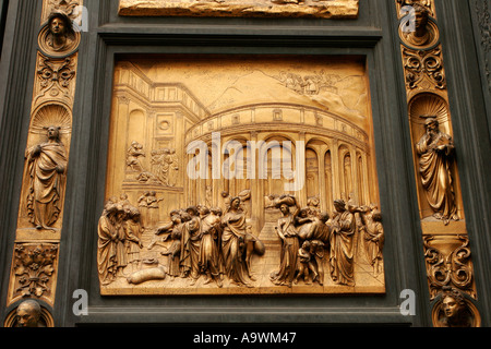 Giuseppe venduto in schiavitù pannello sulla porta est del Battistero al Duomo il campanile di Santa Maria del Fiore italia Foto Stock