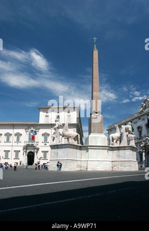 Castore e Polluce obelisco del Palazzo del Quirinale a Roma Italia Foto Stock