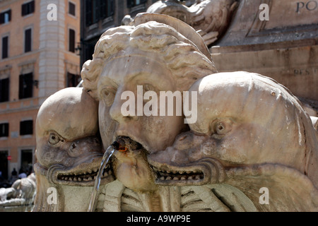 Statua fontana nella piazza della Rotonda dal Pantheon a Roma Italia Foto Stock
