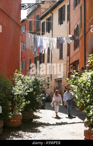 Scena di strada nel quartiere di Trastevere a Roma Italia Foto Stock