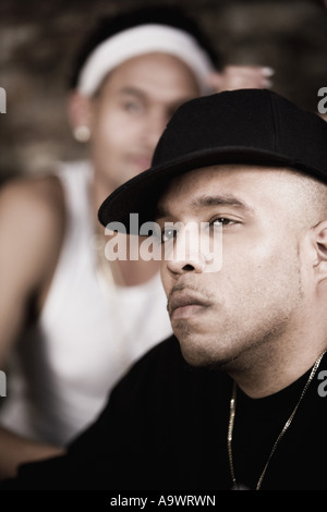 Colpo di testa, di giovani uomini in hip-hop fashion Foto Stock