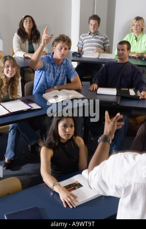 Studente alzando la mano in classe Foto Stock