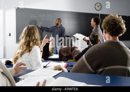 Maestro che insegna agli studenti in classe Foto Stock