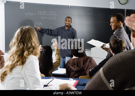 Maestro che insegna agli studenti in classe Foto Stock