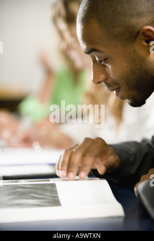 Close-up di una lettura dello studente Foto Stock