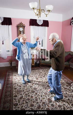 Coppia senior dancing in salotto Foto Stock