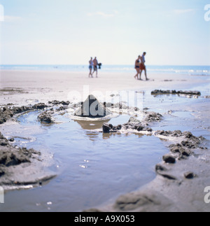 Allagato il castello di sabbia sulla spiaggia Borth Galles Ceredigion REGNO UNITO Foto Stock