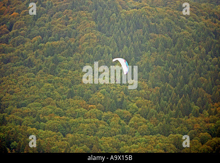 Parapendio in tandem sulla foresta al Puy de Dome nella regione di Auvergne della Francia Foto Stock