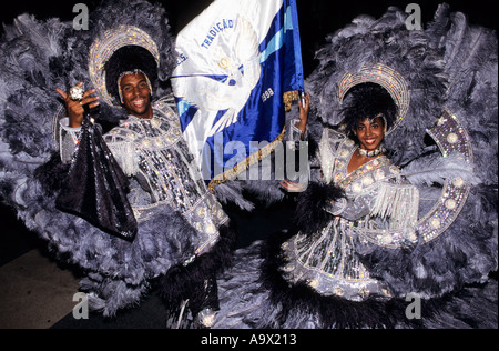 Rio de Janeiro, Brasile. Uomo sorridente e la donna in grigio blu piume e paillettes costumi di carnevale - Alfieri, Tradicao. Foto Stock