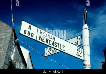 Ghisa dito post indicante la A686 a Newcastle, Alston, Cumbria, Inghilterra, Regno Unito. Foto Stock