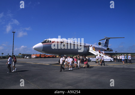 I passeggeri di sbarco da un Tupolev Tu 154 B 2 aeromobile Cubana de Aviación Ciego de Avila Cuba Gamma 5000Km velocità 900 km H Capac Foto Stock