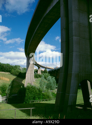 Tyneside metro tram sul viadotto byker, byker, Newcastle upon Tyne, Tyne and Wear, Inghilterra, Regno Unito. Foto Stock