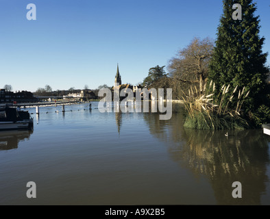 MARLOW BUCKINGHAMSHIRE UK Dicembre vista lungo il fiume Tamigi in tarda serata luce Foto Stock