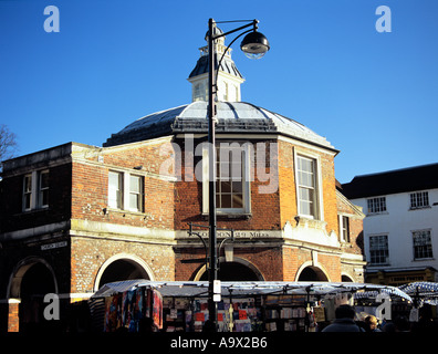 HIGH WYCOMBE BUCKINGHAMSHIRE England UK Gennaio il mercato del sabato davanti al 17thc casa mercato Foto Stock