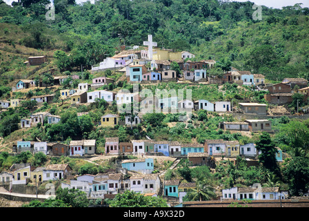 A Cachoeira, Bahia, Brasile. Una vista della città sulla collina con la sua immensa croce. Foto Stock