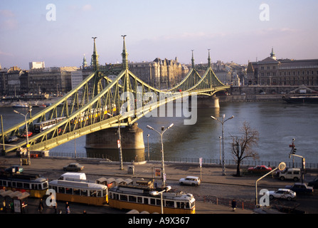 Budapest, Ungheria. Gellert ponte sul Danubio al tramonto con il tram in primo piano. Foto Stock