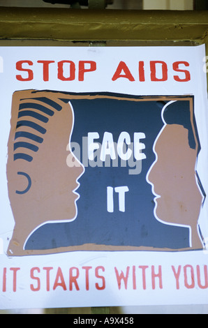 Lolgorian, Kenya. La sanità pubblica AIDS poster; 'Stop AIDS volto che comincia con voi". Foto Stock