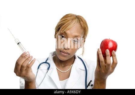 Giovani donne medico che offre un paziente una decisione tra uno stile di vita sano scelte e cure mediche Foto Stock