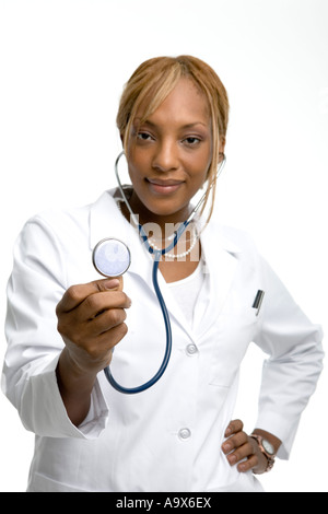 Giovane, nero. medico donna in camice bianco può contenere fino a uno stetoscopio verso la telecamera Foto Stock
