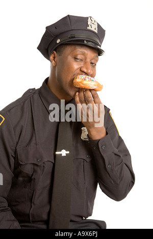 Young American police officer di mangiare una ciambella in Grande Uniforme Foto Stock