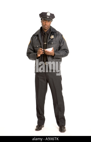 Giovane nero americano uomo polizia iscritto in un notebook Foto Stock