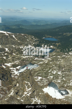 Un turista è in piedi sopra il Karakol laghi Altai Russia Foto Stock