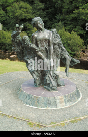 Statua scultura del poeta Shelley dello scultore Christopher Kelly in 1998 si trova nel centro visitatori della Elan Valley, accanto al fiume Elan Rhayader Powys Wales UK Foto Stock