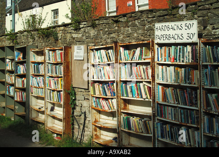 Hay on Wye Honesty Bookshop firma self service vendendo dischi rigidi a basso prezzo a 50p e libri cartacei a 30p librerie all'aperto Powys Wales UK Foto Stock