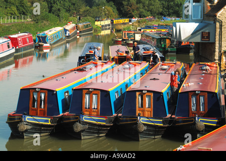 Lavoratori con vista aerea nel cantiere e ormeggi narrowboat Preparazione di una barca stretta sul canale di Oxford per la stagione estiva di affitto delle vacanze Oxfordshire Inghilterra Regno Unito Foto Stock