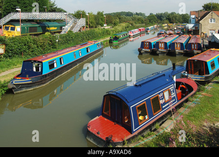 Lower Heyford stazione ferroviaria freightliner locomotiva & Footbridge confrontare narrowboat Piacere di utilizzo sul vecchio canale di Oxford costruito per il trasporto Oxfordshire REGNO UNITO Foto Stock