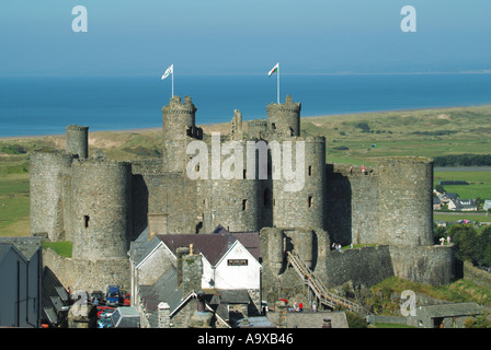 Sito patrimonio dell'umanità dell'UNESCO, edificio patrimonio dell'umanità di grado i, castello di Harlech, fortificazione medievale, rovine di arenaria costruite nel XIII secolo sulle rocce vicino al Mare d'Irlanda Foto Stock