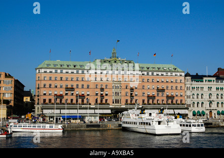 Le imbarcazioni turistiche e i traghetti per l'arcipelago lasciare Stoccolma (Svezia), di fronte al lussuoso Grand Hotel Foto Stock