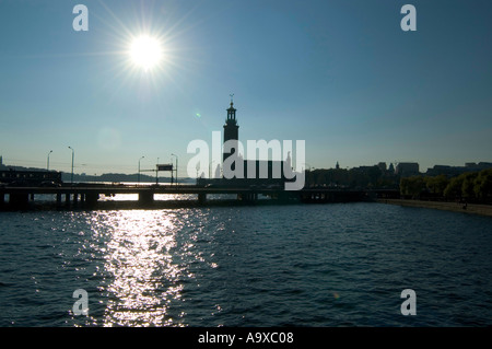 Il Municipio e il ponte Centralbron a Stoccolma Svezia visto dal ponte Munkbron Foto Stock