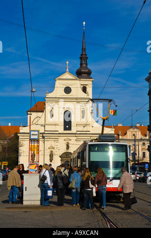 Persone di salire sul tram a Brno Repubblica ceca UE Foto Stock