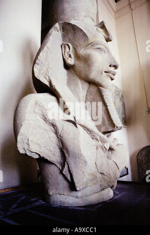Busto di faraone Akhenaten noto come Amenhotep IV presso il Museo Egizio del Cairo in Egitto Foto Stock