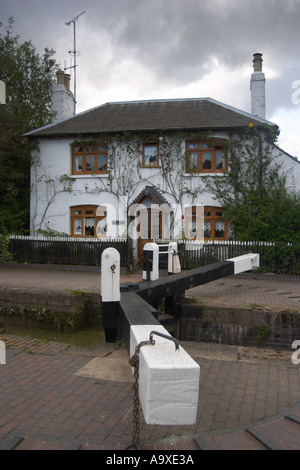 La Serratura Keeper s Cottage a fondo Foxton Lock sul Grand Union Canal England Regno Unito Foto Stock