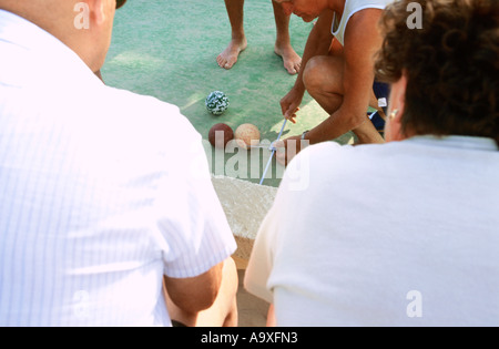 L'Italia, la spiaggia di Rimini, persone giocare Pentanque, senior uomo giocando a bocce Foto Stock