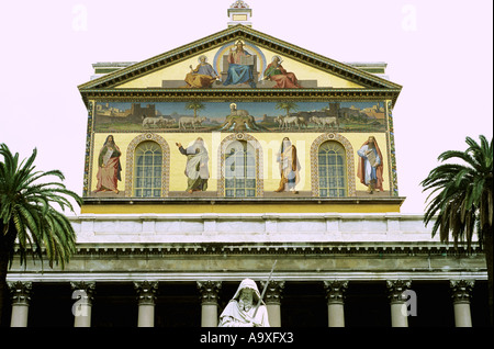 Roma, Basilica di San Paolo fuori le mura, a basso angolo di visione Foto Stock