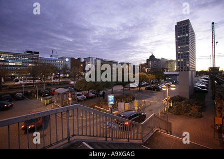 Vista dalla stazione principale della città nella luce della sera, sul lato destro della Harenberg City Centre, in Germania, in Renania del Nord- Foto Stock