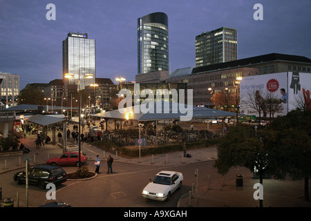 Vista dalla stazione principale dello skyline della città nella luce della sera, sul lato destro del grattacielo del segnale Idun Foto Stock