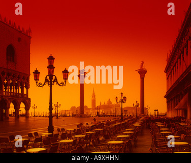 TAVOLINI PIAZETTA ISOLA DI SAN GIORGIO MAGGIORE PIAZZA SAN MARCO VENEZIA ITALIA Foto Stock