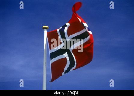 Bandiera della Norvegia battenti sul pennone Foto Stock