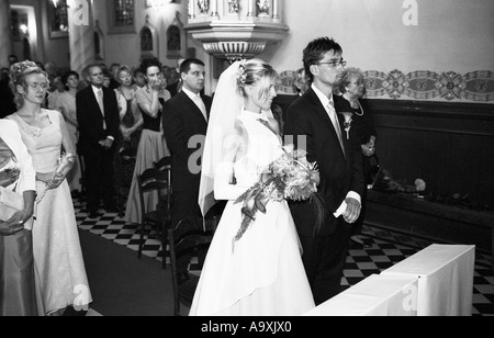 La Polonia, a Lodz, sposa e lo sposo con ospiti di nozze nella chiesa (B&W) Foto Stock