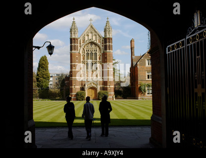 Università di Cambridge guardando attraverso l'ingresso e facchini Lodge di Selwyn College in cortile erboso alla sua cappella Foto Stock