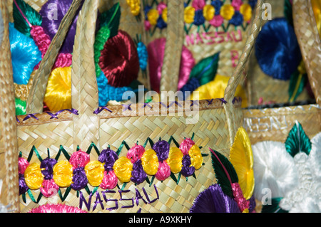 Primo piano di colorati ricamati sacchi di paglia sul display Port Lucaya Marketplace Grand Bahama Foto Stock