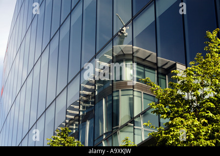 MEN Building riflesso nel RBS Building Manchester. Albero verde e natura all'interno di una città di vetro. Foto Stock