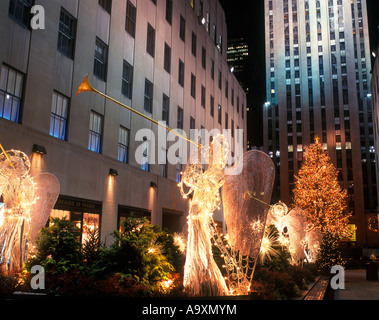 Albero di Natale angeli ROCKEFELLER CENTER (©RAYMOND cofano 1939) Fifth Avenue di Manhattan A NEW YORK CITY USA Foto Stock